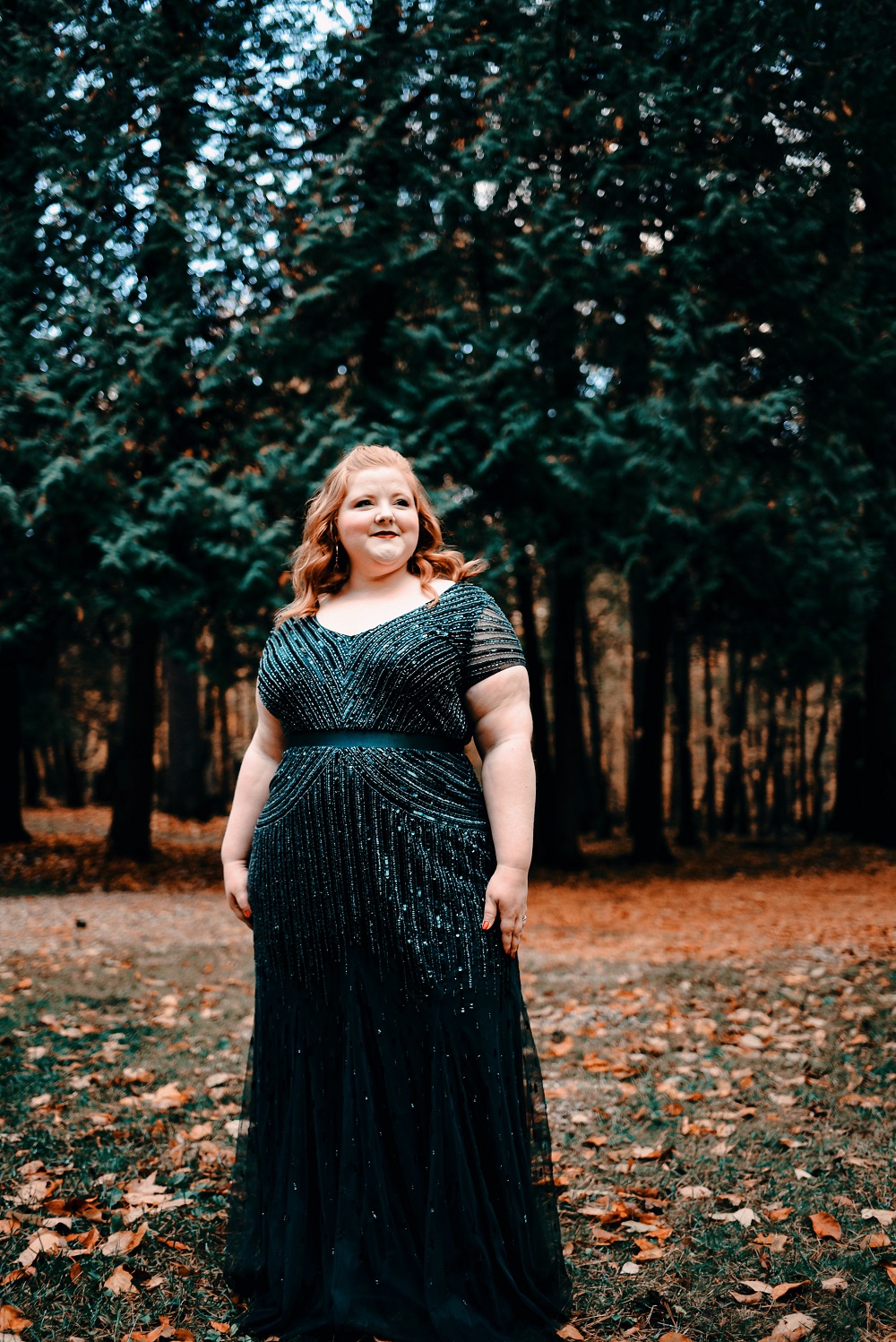 A Glittering Emerald Occasion Gown from Adrianna Papell: a review of the plus size Beaded V-Neck Gown in Dusky Emerald green from AP bridesmaids. #adriannapapell #greenbridesmaid #greeneveninggown #greenformalgown #emeraldbridesmaid #emeraldgown