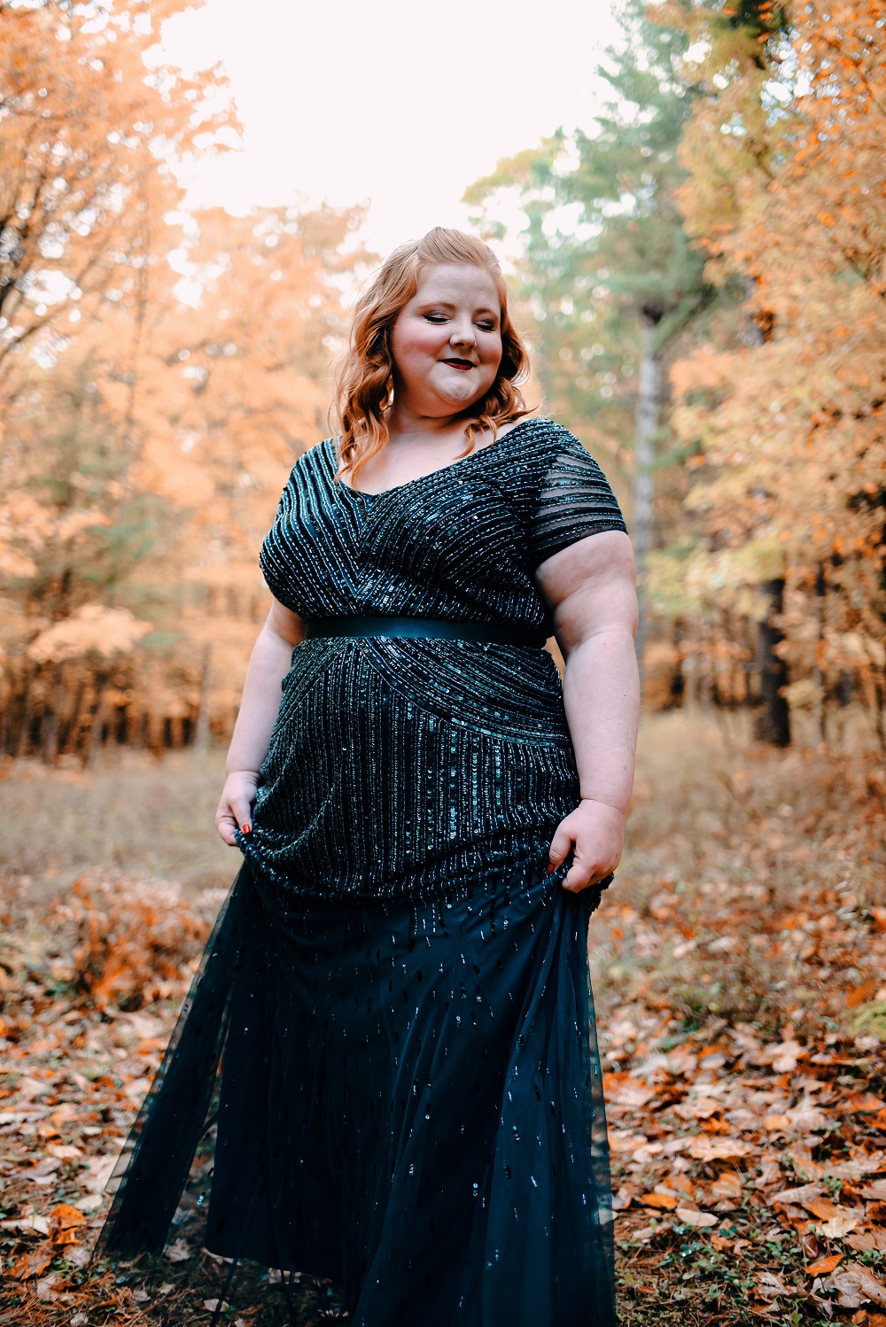 A Glittering Emerald Occasion Gown from Adrianna Papell: a review of the plus size Beaded V-Neck Gown in Dusky Emerald green from AP bridesmaids. #adriannapapell #greenbridesmaid #greeneveninggown #greenformalgown #emeraldbridesmaid #emeraldgown