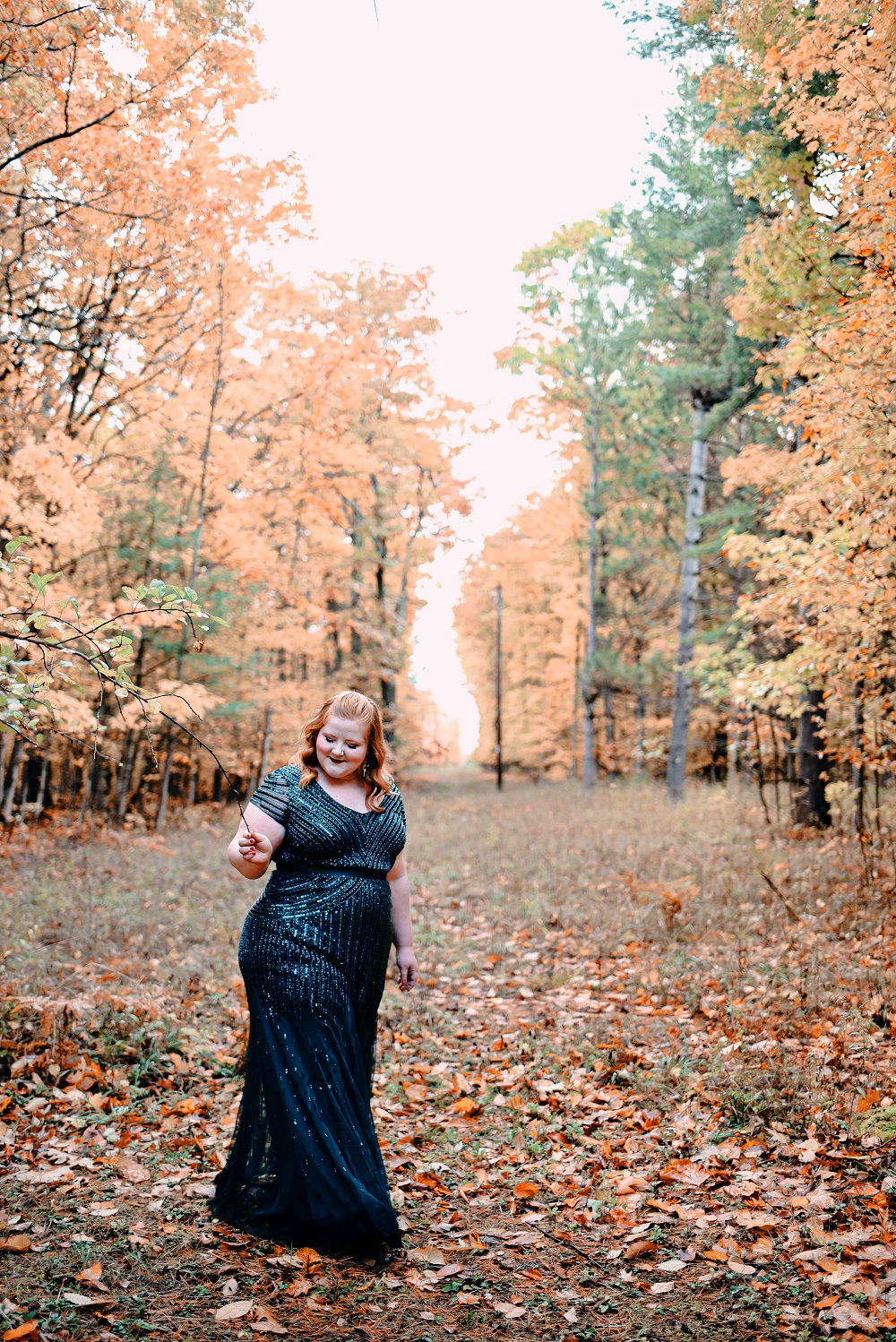 A Glittering Emerald Occasion Gown from Adrianna Papell: a review of the plus size Beaded V-Neck Gown in Dusky Emerald green from AP bridesmaids. #adriannapapell #greenbridesmaid #greeneveninggown #greenformalgown #emeraldbridesmaid #emeraldgown