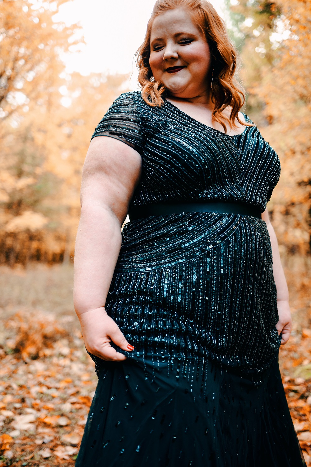 A Glittering Emerald Occasion Gown from Adrianna Papell: a review of the plus size Beaded V-Neck Gown in Dusky Emerald green from AP bridesmaids. #adriannapapell #greenbridesmaid #greeneveninggown #greenformalgown #emeraldbridesmaid #emeraldgown