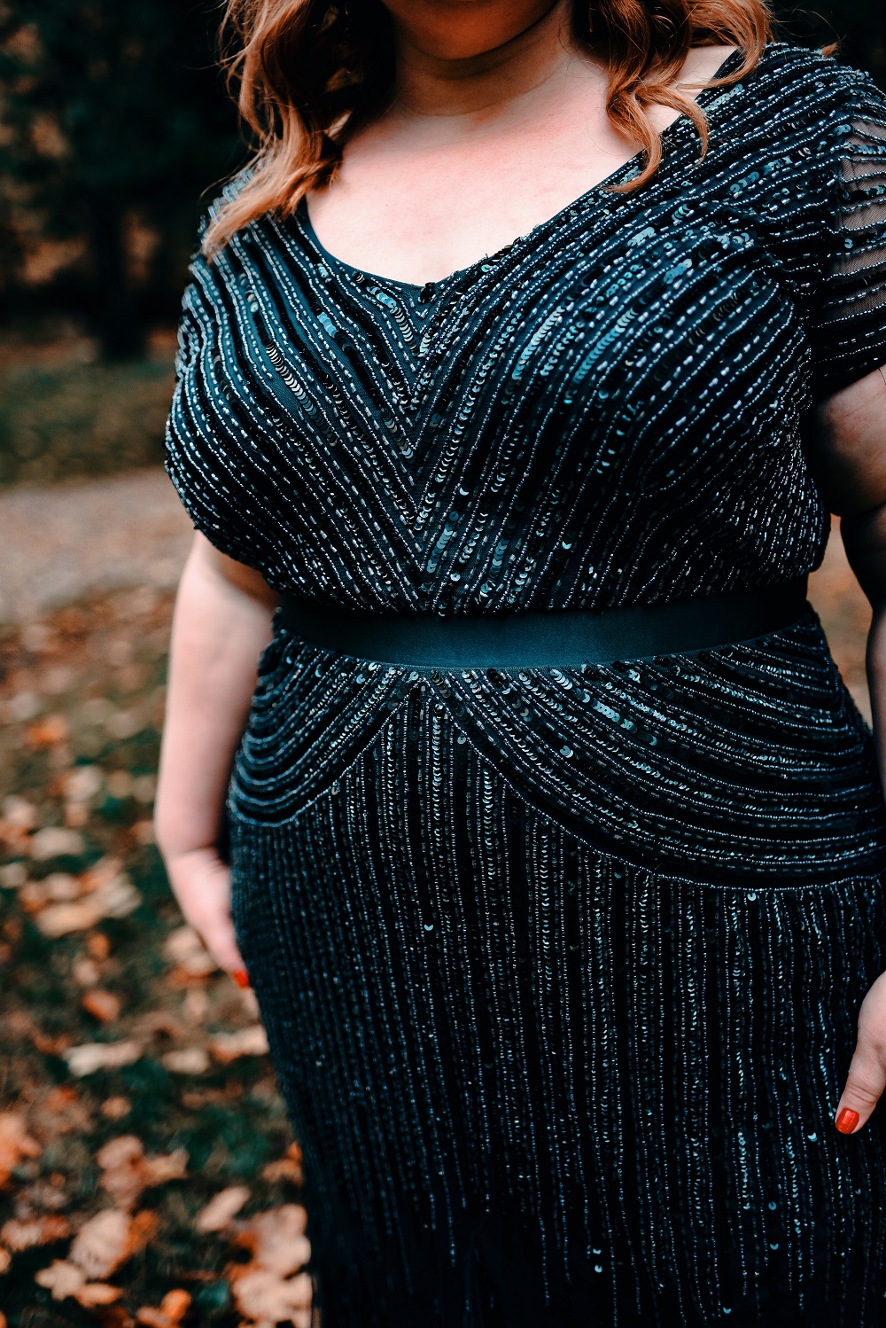 A Glittering Emerald Occasion Gown from Adrianna Papell: a review of the plus size Beaded V-Neck Gown in Dusky Emerald green from AP bridesmaids. #adriannapapell #greenbridesmaid #greeneveninggown #greenformalgown #emeraldbridesmaid #emeraldgown