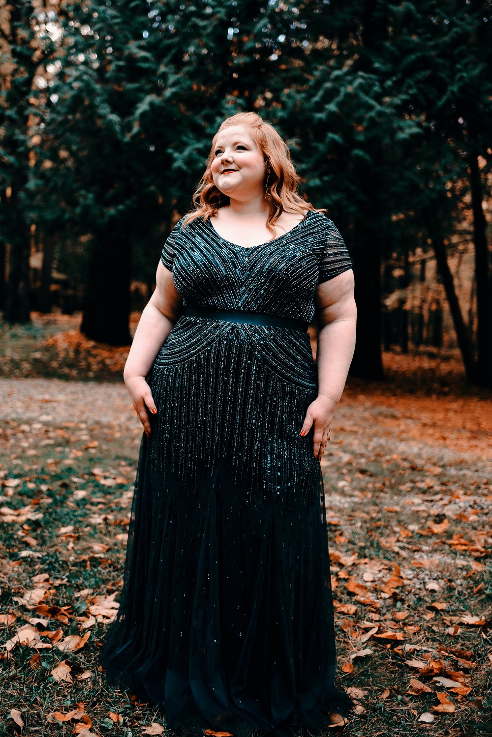 A Glittering Emerald Occasion Gown from Adrianna Papell: a review of the plus size Beaded V-Neck Gown in Dusky Emerald green from AP bridesmaids. #adriannapapell #greenbridesmaid #greeneveninggown #greenformalgown #emeraldbridesmaid #emeraldgown