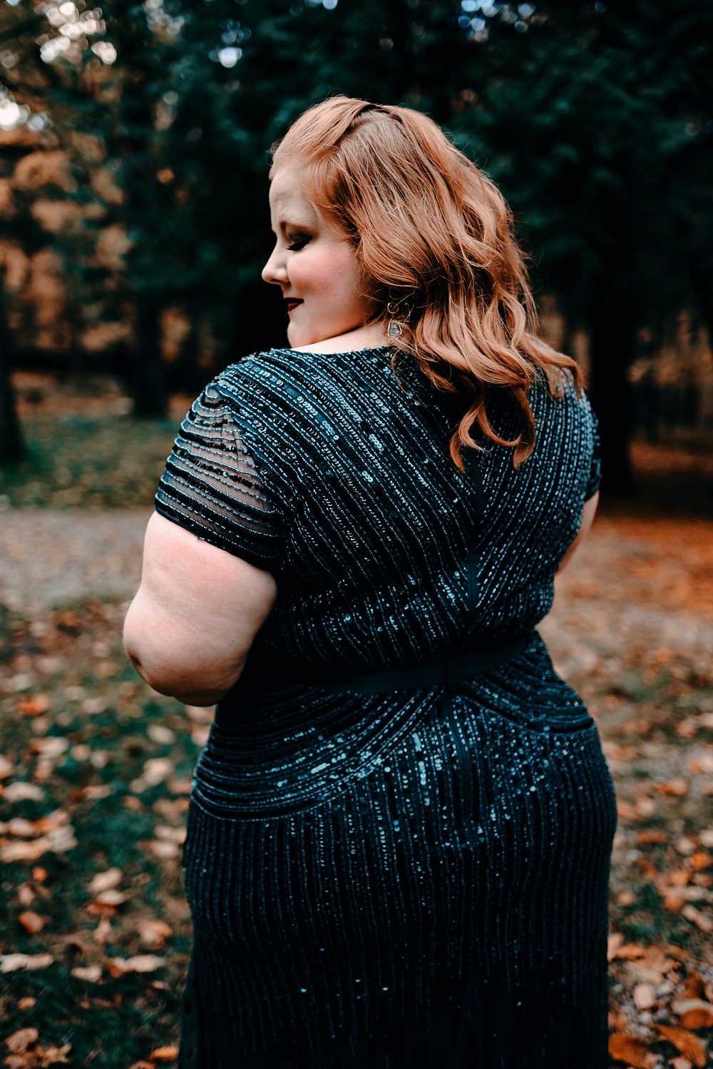 A Glittering Emerald Occasion Gown from Adrianna Papell: a review of the plus size Beaded V-Neck Gown in Dusky Emerald green from AP bridesmaids. #adriannapapell #greenbridesmaid #greeneveninggown #greenformalgown #emeraldbridesmaid #emeraldgown