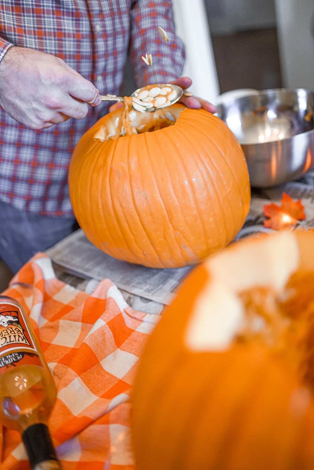 Pumpkin Carving Date: a jack-o-lantern date night photo shoot with Witches Brew Pumpkin Spice wine and pumpkin chocolate chip bars. #pumpkincarving #pumpkincarvingdatenight #pumpkincarvingphotoshoot #jackolanternphotoshoot #witchesbrewwine #pumpkinspicewine #pumpkinspicedrink