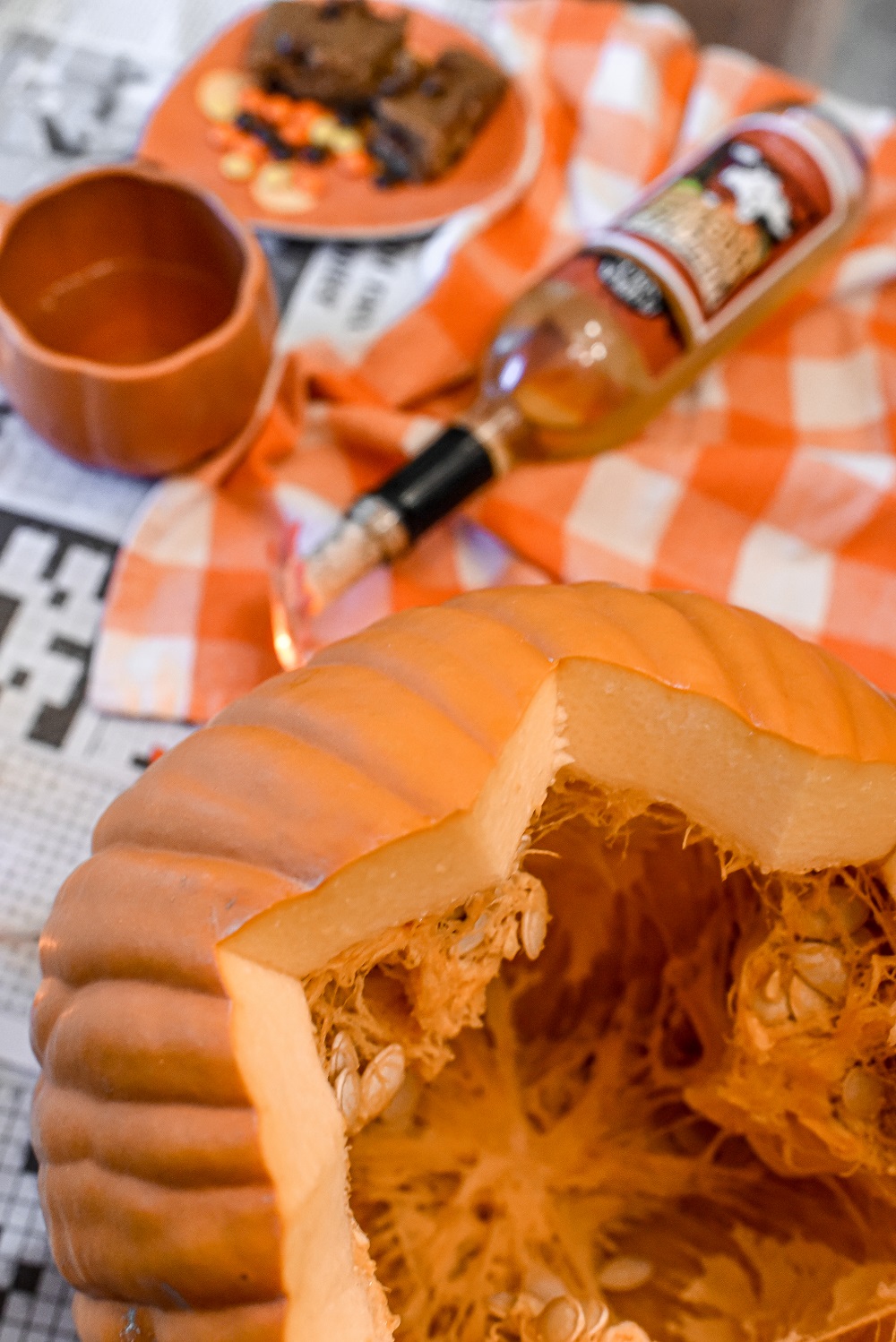 Pumpkin Carving Date: a jack-o-lantern date night photo shoot with Witches Brew Pumpkin Spice wine and pumpkin chocolate chip bars. #pumpkincarving #pumpkincarvingdatenight #pumpkincarvingphotoshoot #jackolanternphotoshoot #witchesbrewwine #pumpkinspicewine #pumpkinspicedrink