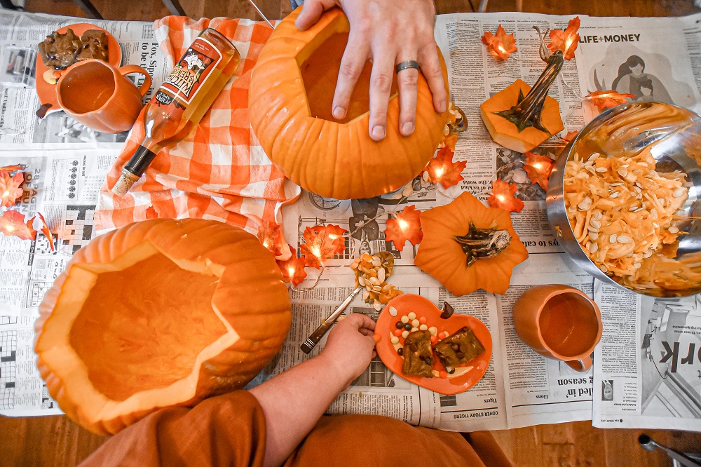 Pumpkin Carving Date: a jack-o-lantern date night photo shoot with Witches Brew Pumpkin Spice wine and pumpkin chocolate chip bars. #pumpkincarving #pumpkincarvingdatenight #pumpkincarvingphotoshoot #jackolanternphotoshoot #witchesbrewwine #pumpkinspicewine #pumpkinspicedrink