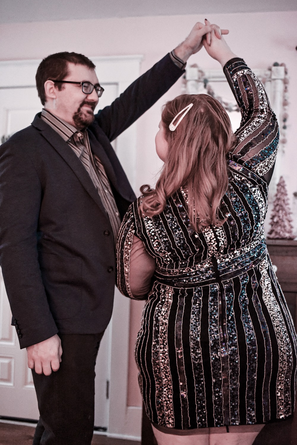 A New Year's Eve at Home: the perfect plus size New Year's Eve dress from Adrianna Papell with blue, black, and silver sequins on a sheath silhouette. #adriannapapell #nyedress #nyestyle #nyefashion #nyeoutfit #plussizepartydress