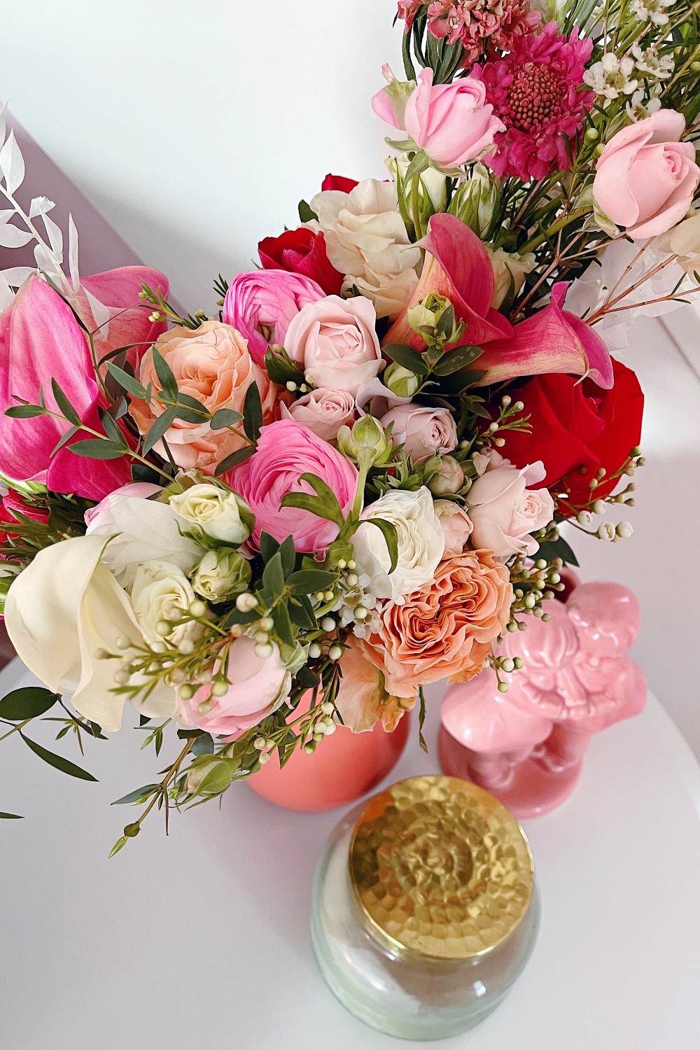 A Review of 3 Flower Delivery Services: Farmgirl Flowers, The Bouqs Co., and UrbanStems. See which online florist brand is right for you! #flowerdelivery #freshflowers #floristreview #flowerreview #farmgirlflowers #farmgirlflowersreview