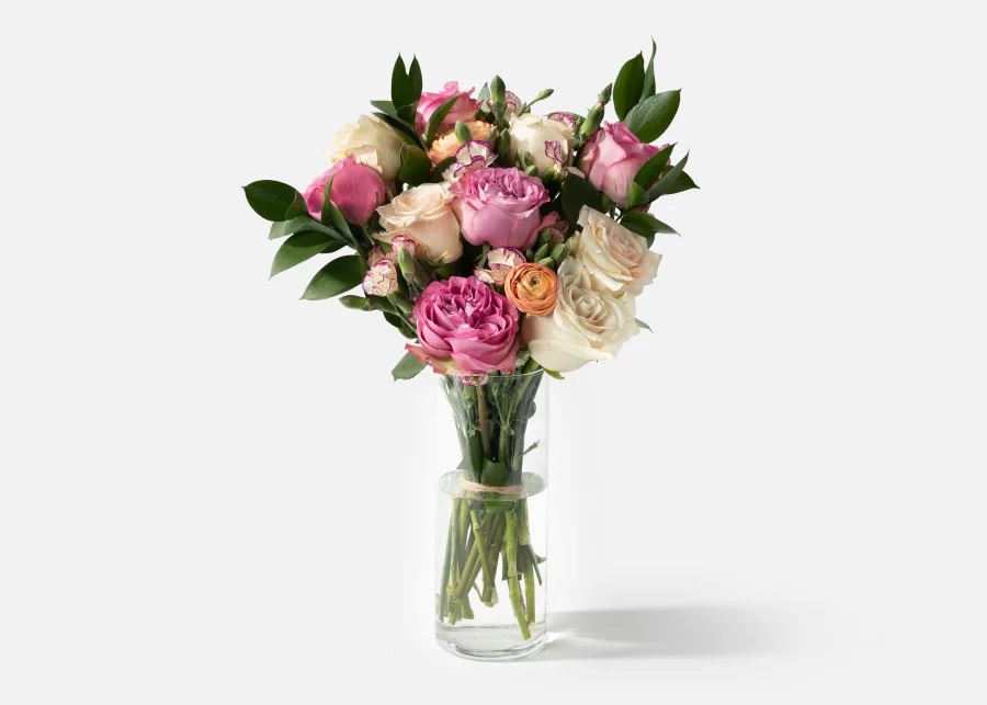 A Review of 3 Flower Delivery Services: Farmgirl Flowers, The Bouqs Co., and UrbanStems. See which online florist brand is right for you! #flowerdelivery #freshflowers #floristreview #flowerreview #urbanstems #urbanstemsreview