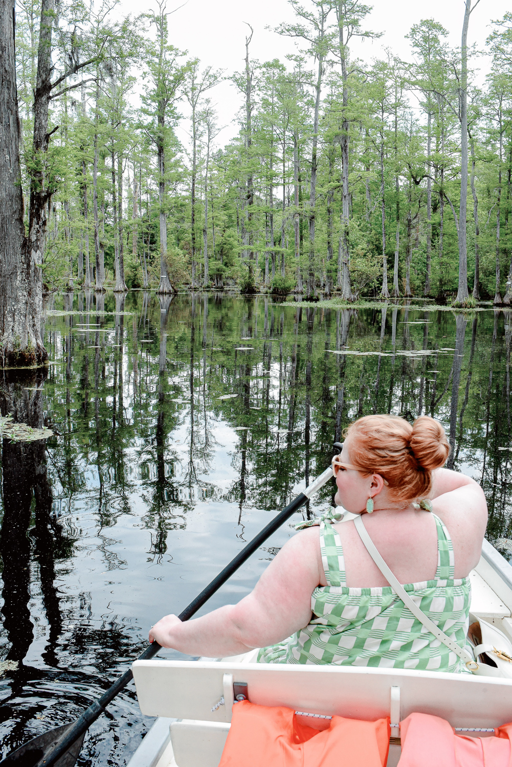 Cypress Gardens South Carolina: Planning a trip to Charleston? Take a morning drive out to Cypress Gardens for a romantic paddle boat tour. #cypressgardens #cypressgardenssc #cypressgardenssouthcarolina #visitcharleston #charlestondaytrip #plussizetravel
