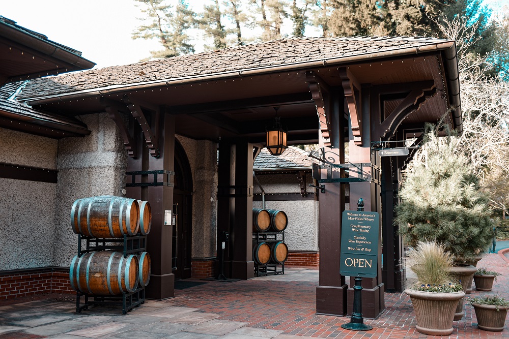 Biltmore Estate Travel Guide: a travel blogger's guide to where to stay, what to see and do, and where to eat and drink at the Biltmore. #thebiltmore #biltmore #biltmoreestate #biltmoretravelguide #biltmoreguide #biltmoreblog