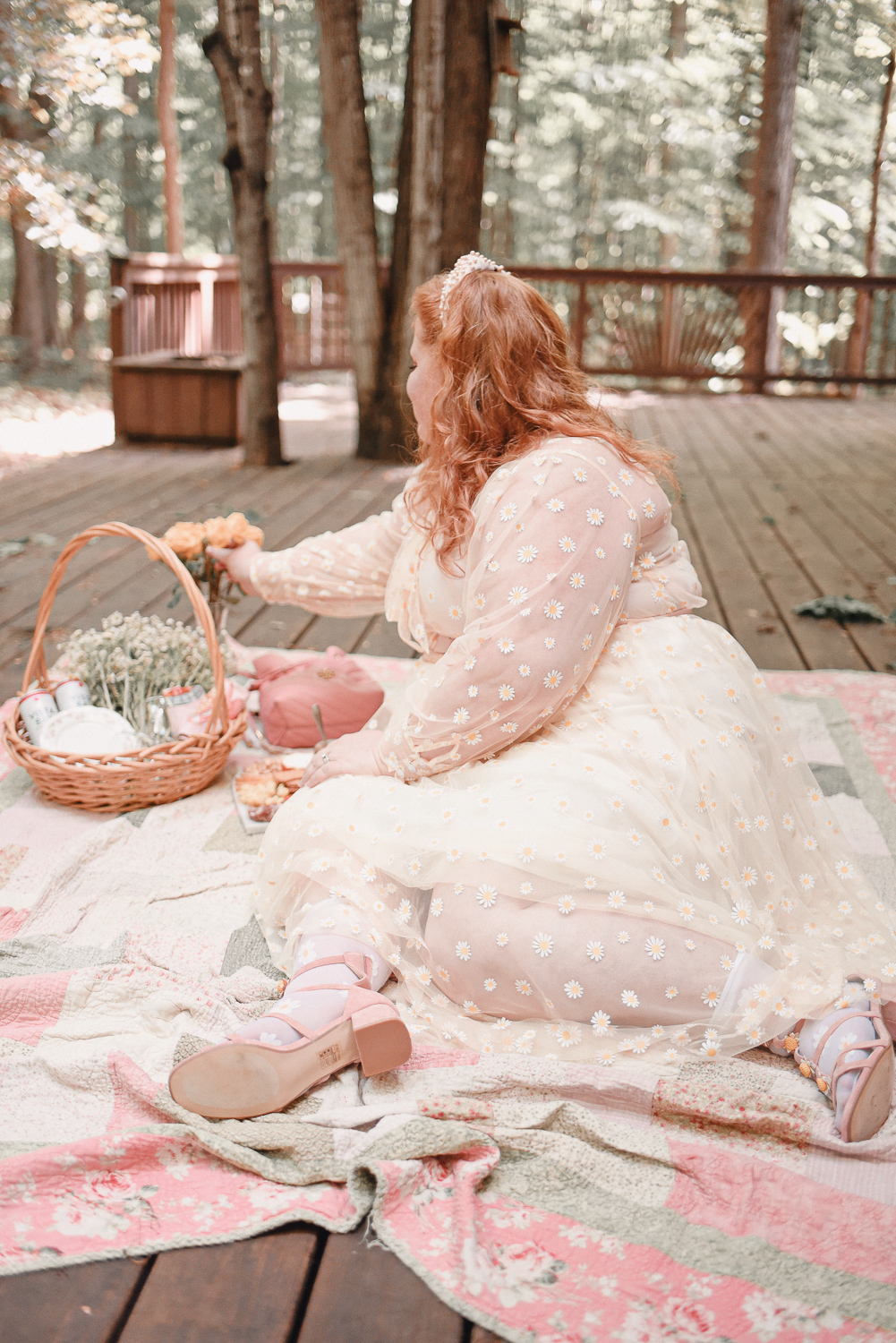 A Cottagecore Picnic for International Picnic Day: shop picnic baskets, fresh flowers and floral quilts for a cottagecore photshoot! #cottagecore #cottagecorepicnic #cottagecorephotoshoot #picnicphotoshoot #folkloreinspiredphotoshoot
