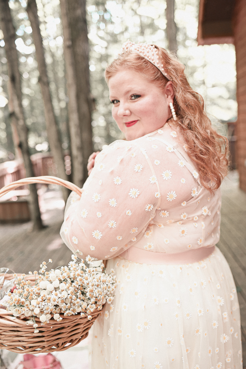 A Cottagecore Picnic for International Picnic Day: shop picnic baskets, fresh flowers and floral quilts for a cottagecore photshoot! #cottagecore #cottagecorepicnic #cottagecorephotoshoot #picnicphotoshoot #folkloreinspiredphotoshoot