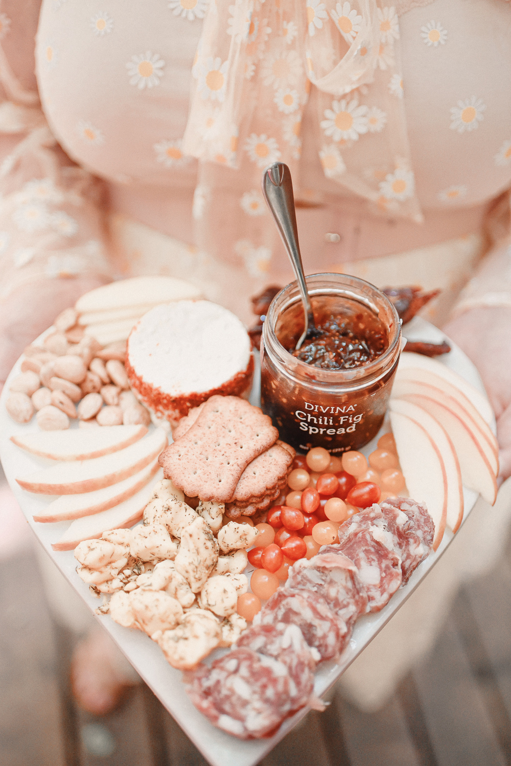 A Cottagecore Picnic for International Picnic Day: shop picnic baskets, fresh flowers and floral quilts for a cottagecore photshoot! #cottagecore #cottagecorepicnic #cottagecorephotoshoot #picnicphotoshoot #folkloreinspiredphotoshoot