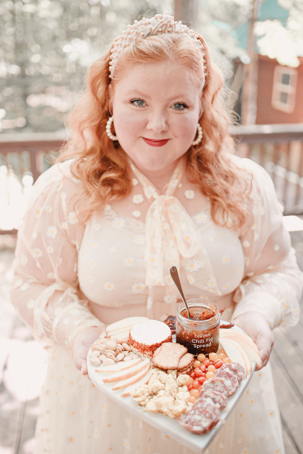 A Cottagecore Picnic for International Picnic Day: shop picnic baskets, fresh flowers and floral quilts for a cottagecore photshoot! #cottagecore #cottagecorepicnic #cottagecorephotoshoot #picnicphotoshoot #folkloreinspiredphotoshoot