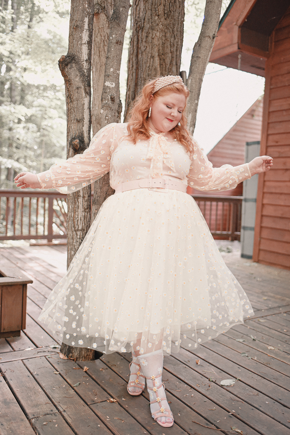 A Cottagecore Picnic for International Picnic Day: shop picnic baskets, fresh flowers and floral quilts for a cottagecore photshoot! #cottagecore #cottagecorepicnic #cottagecorephotoshoot #picnicphotoshoot #folkloreinspiredphotoshoot