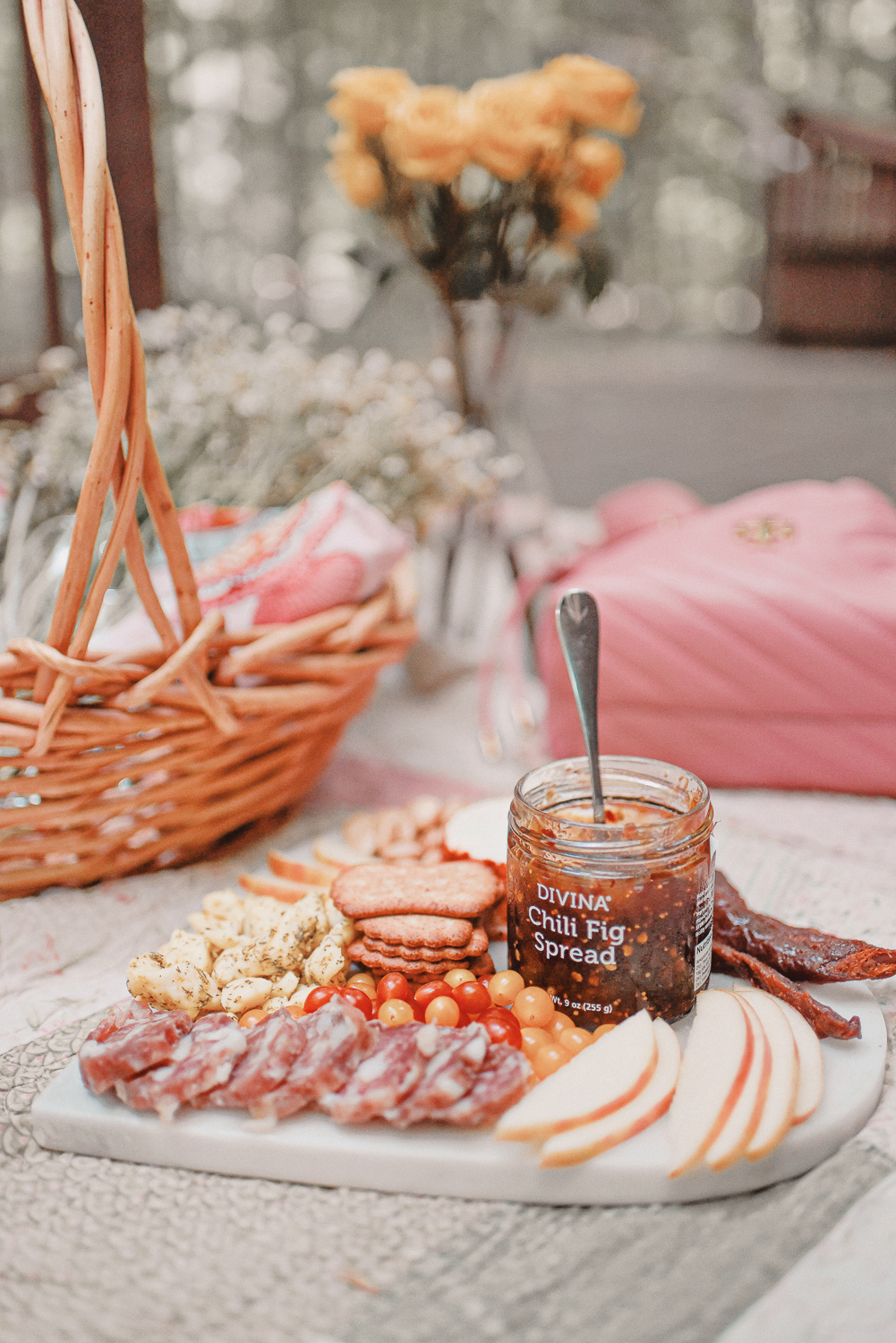 A Cottagecore Picnic for International Picnic Day: shop picnic baskets, fresh flowers and floral quilts for a cottagecore photshoot! #cottagecore #cottagecorepicnic #cottagecorephotoshoot #picnicphotoshoot #folkloreinspiredphotoshoot