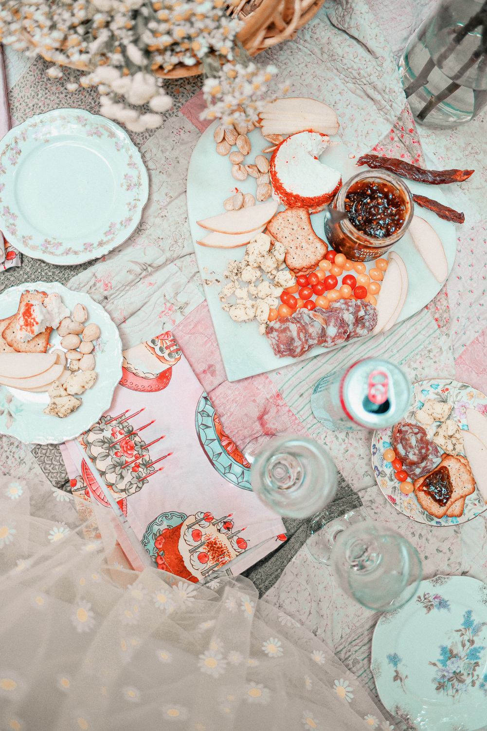 A Cottagecore Picnic for International Picnic Day: shop picnic baskets, fresh flowers and floral quilts for a cottagecore photshoot! #cottagecore #cottagecorepicnic #cottagecorephotoshoot #picnicphotoshoot #folkloreinspiredphotoshoot