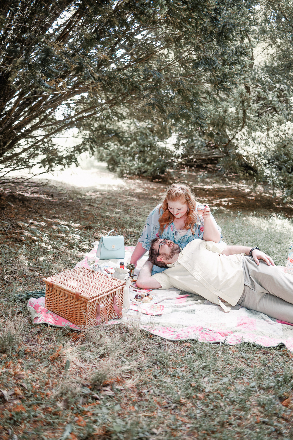 Our Anniversary Picnic: a plus size romantic picnic photo shoot to inspire your next creative and special anniversary date. #anniversarypicnic #romanticpicnic #plussizepicnic 