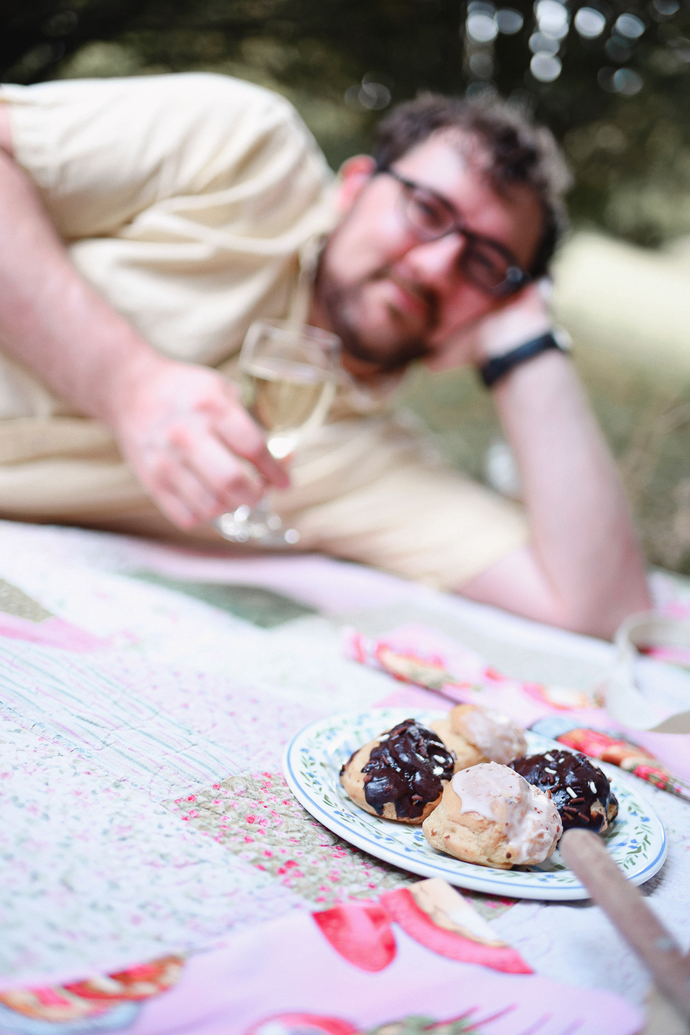 Our Anniversary Picnic: a plus size romantic picnic photo shoot to inspire your next creative and special anniversary date. #anniversarypicnic #romanticpicnic #plussizepicnic 