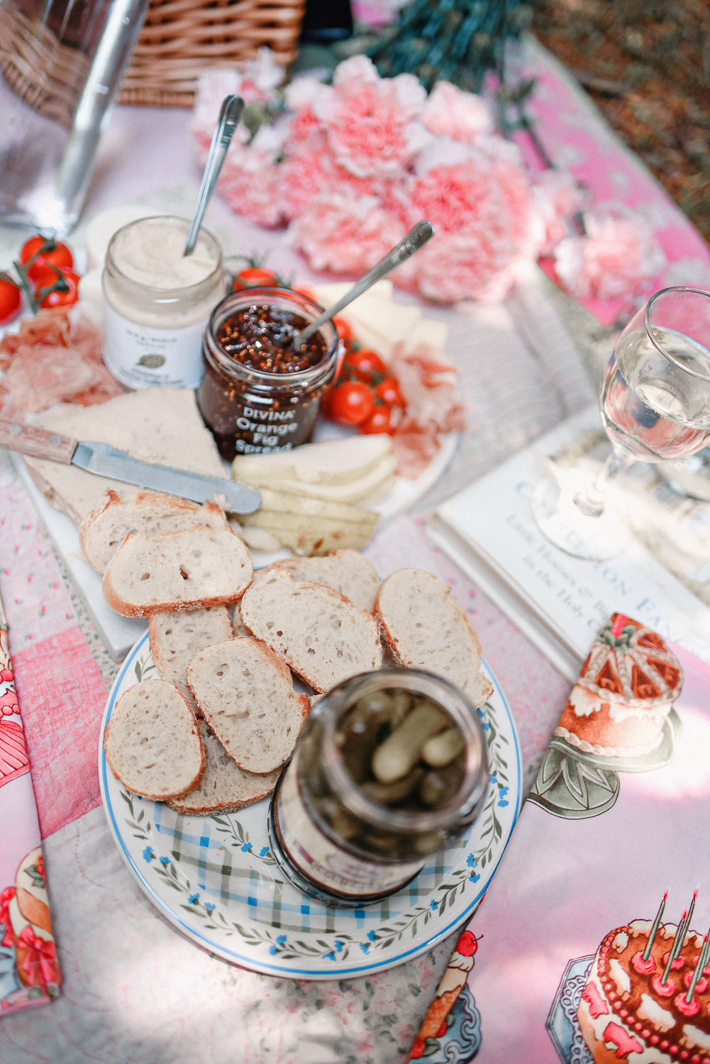 Our Anniversary Picnic: a plus size romantic picnic photo shoot to inspire your next creative and special anniversary date. #anniversarypicnic #romanticpicnic #plussizepicnic 