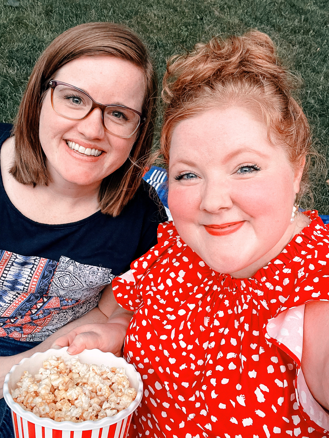 Backyard Movie Night | Make the most of these long summer nights with a projector and inflatable outdoor movie screen right in your own backyard! #samsclub #outdoormovienight #backyardmovienight #backyardmovies #samsclubsummer