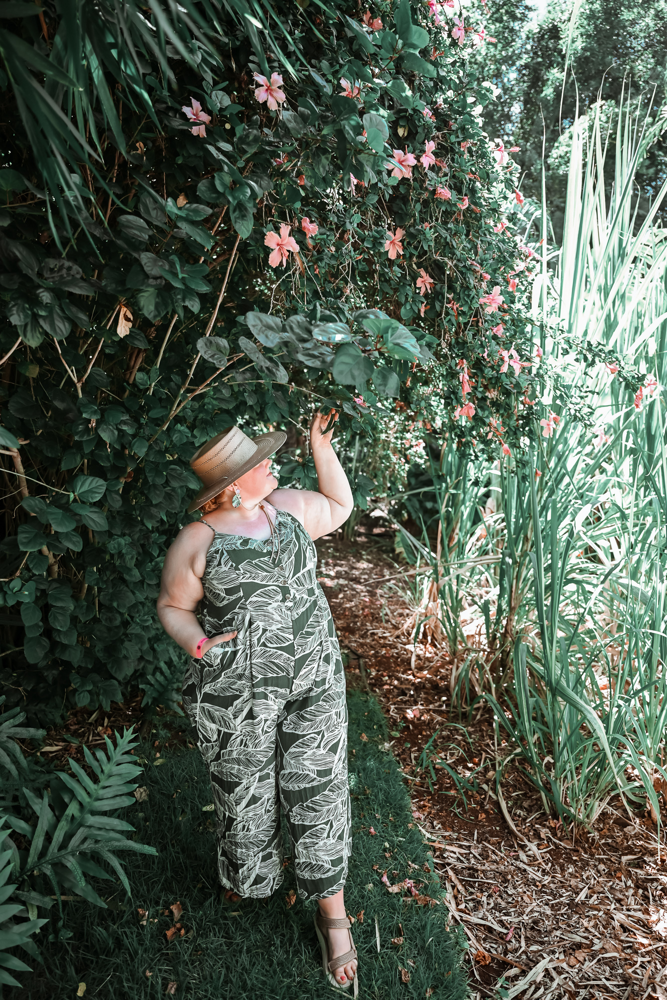 Plus Size Hawaii Vacation Outfits: a plus size travel and lifestyle blogger shares her tips on where to shop and what to wear to Kauai.