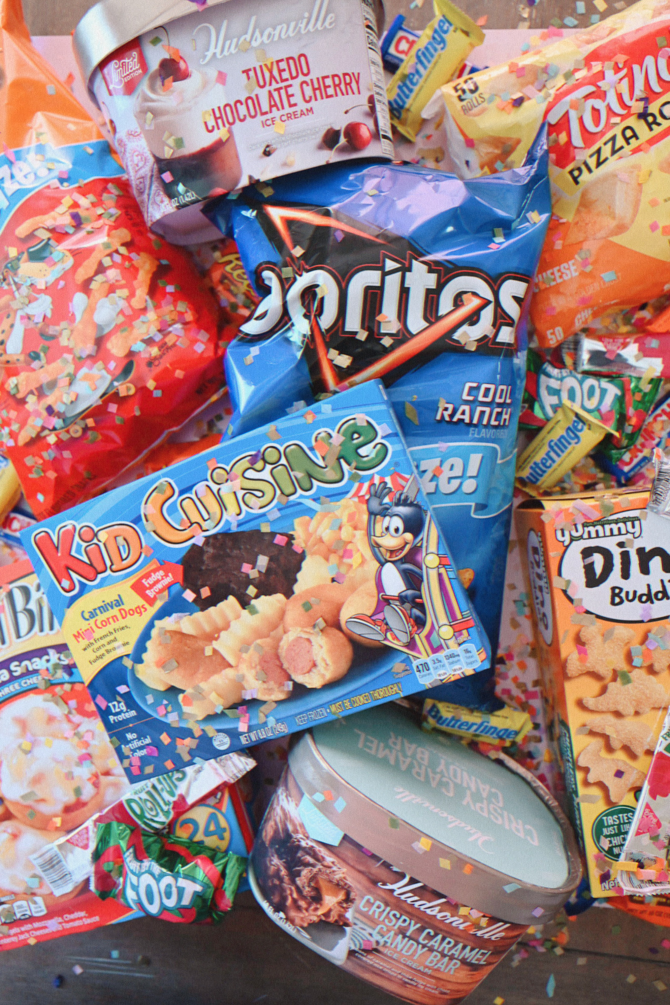 How to Throw a 90s Party: a millennial shares her tips for a throwback 90s party with SATC cosmos, pizza rolls, Kid Cuisine, and pop trivia!