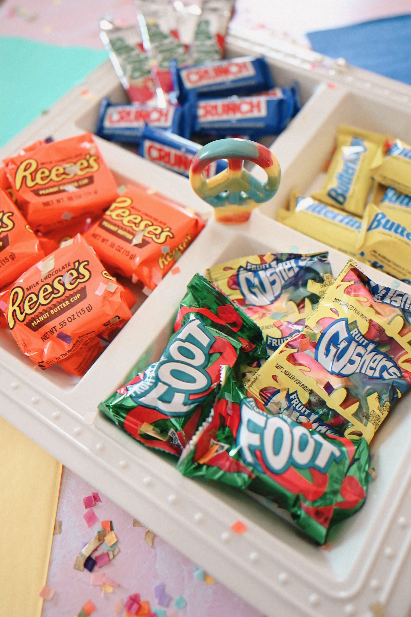 How to Throw a 90s Party: a millennial shares her tips for a throwback 90s party with SATC cosmos, pizza rolls, Kid Cuisine, and pop trivia!