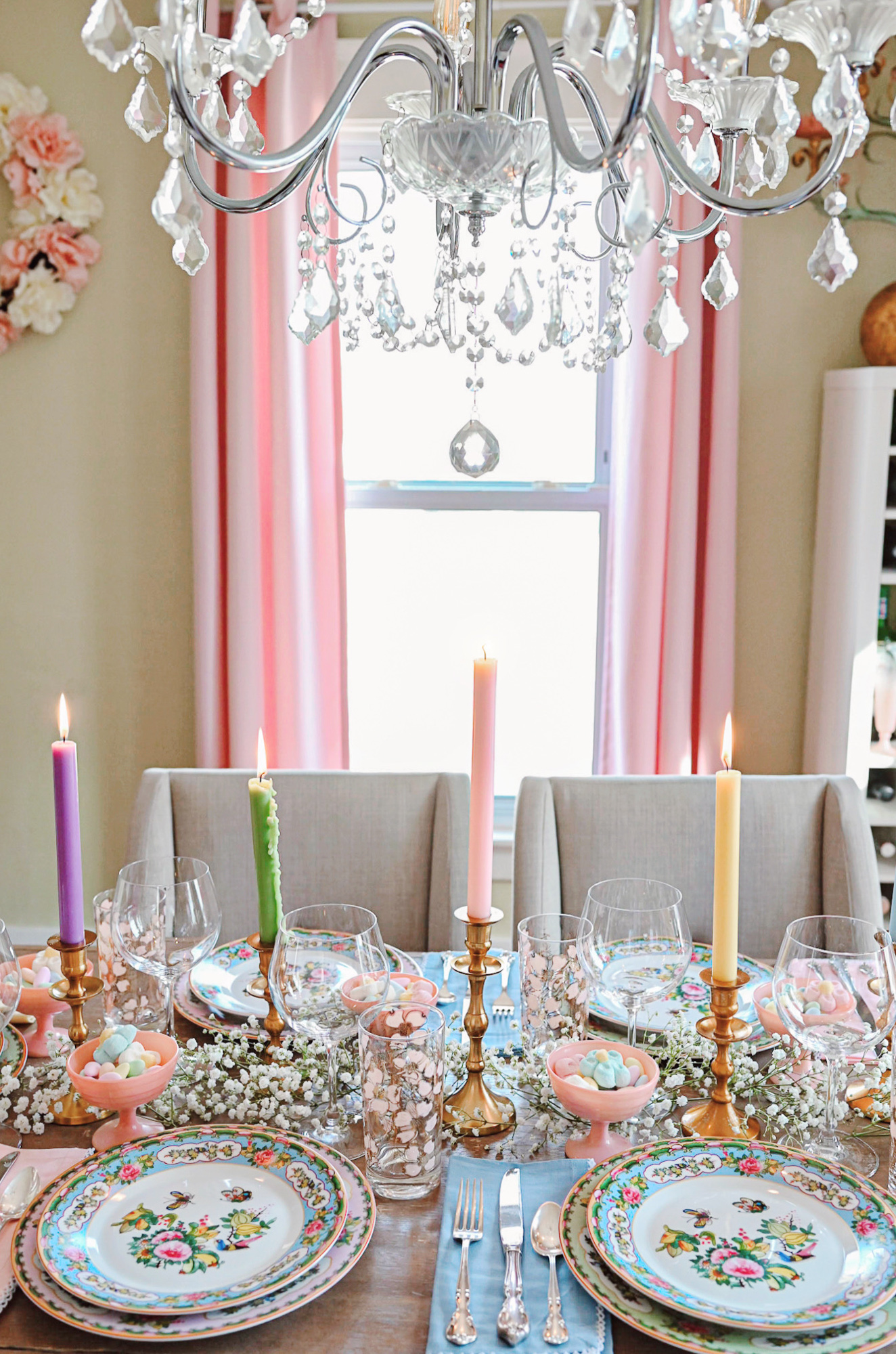 A Beautiful Spring Tablescape: this tabletop decor and place settings are perfect for Easter, Mother's Day, and other spring occasions. 