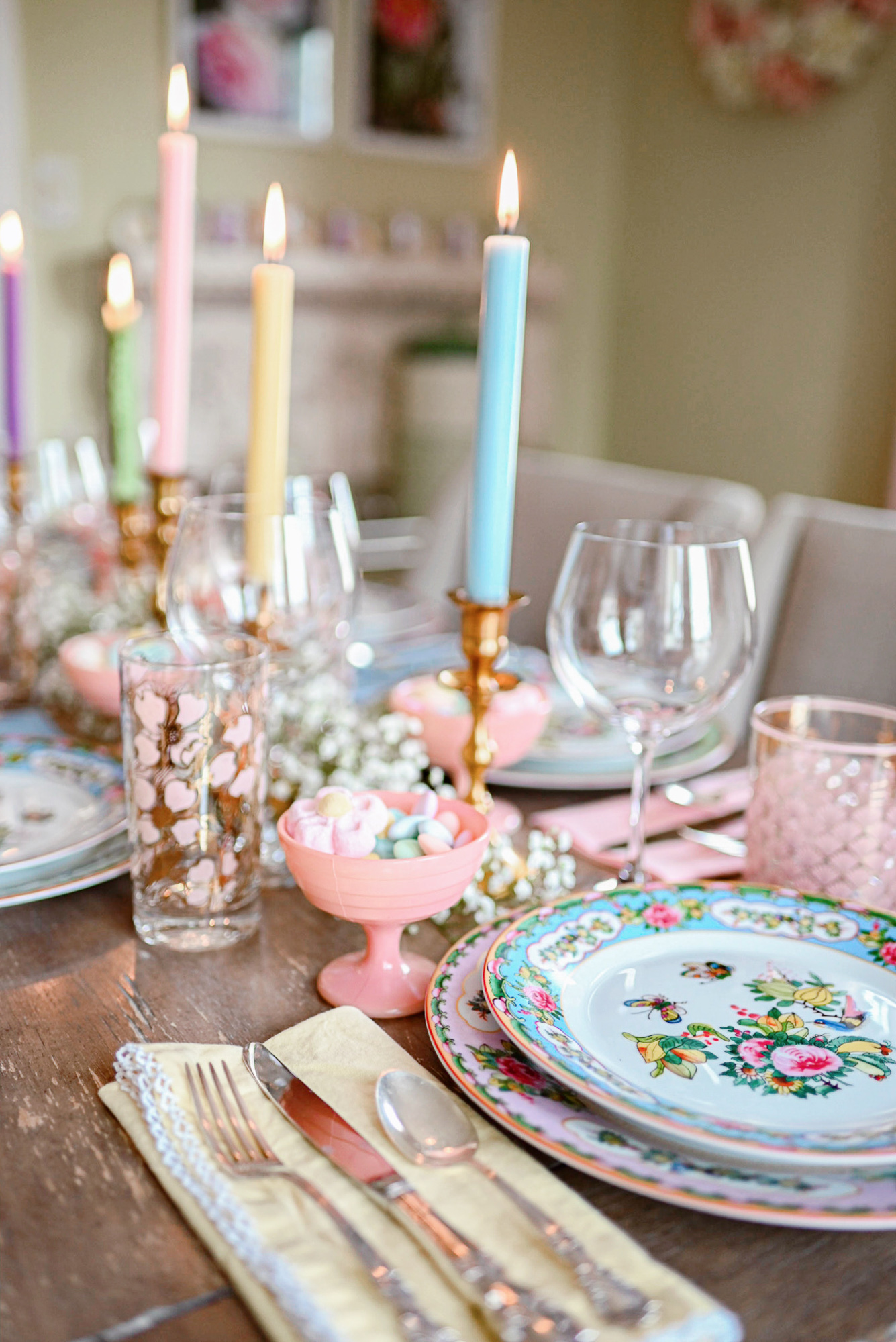 A Beautiful Spring Tablescape: this tabletop decor and place settings are perfect for Easter, Mother's Day, and other spring occasions.
