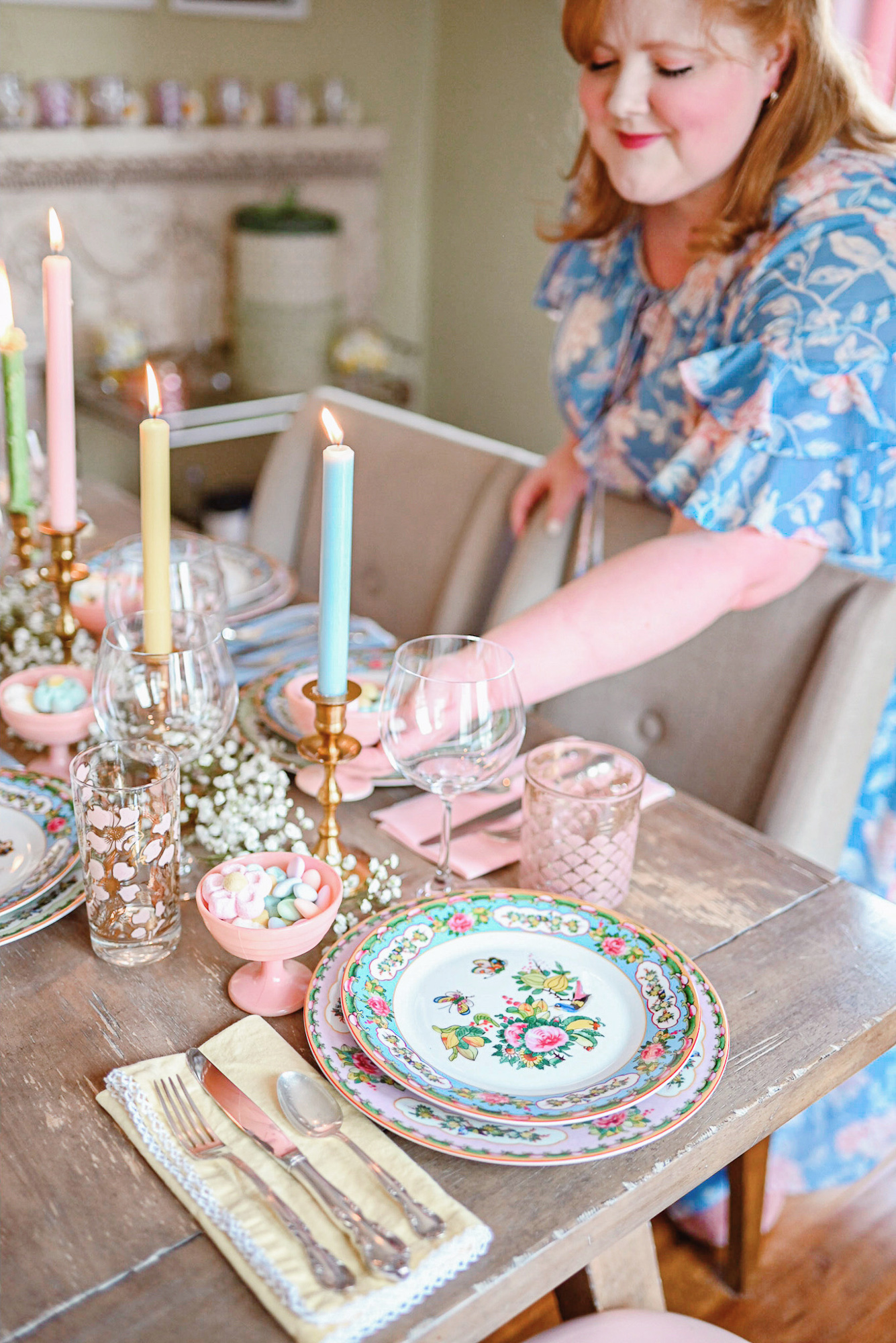 A Beautiful Spring Tablescape: this tabletop decor and place settings are perfect for Easter, Mother's Day, and other spring occasions. 