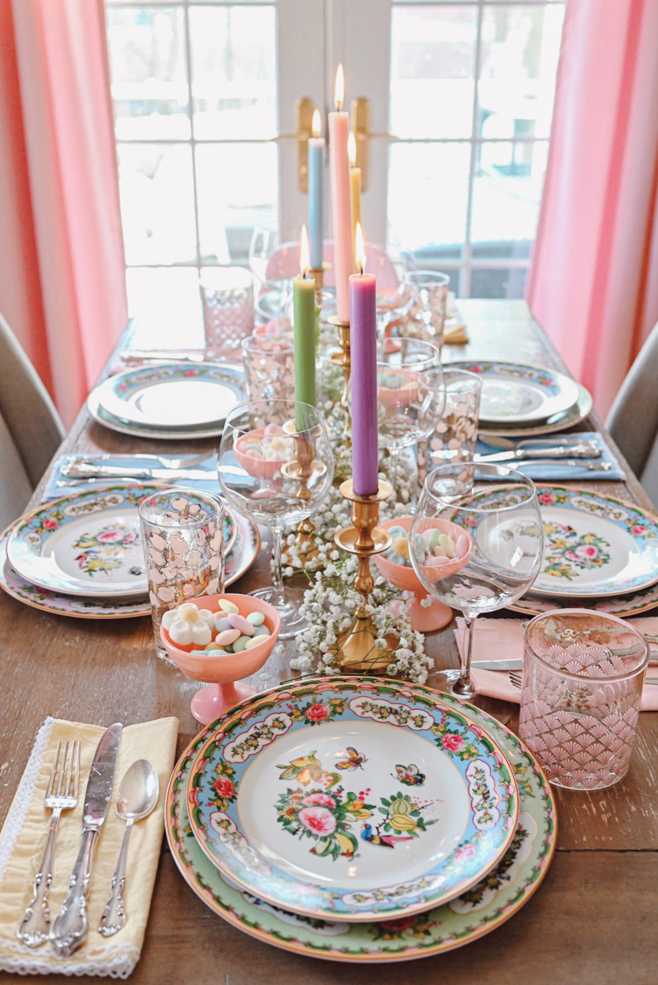 A Beautiful Spring Tablescape: this tabletop decor and place settings are perfect for Easter, Mother's Day, and other spring occasions. 