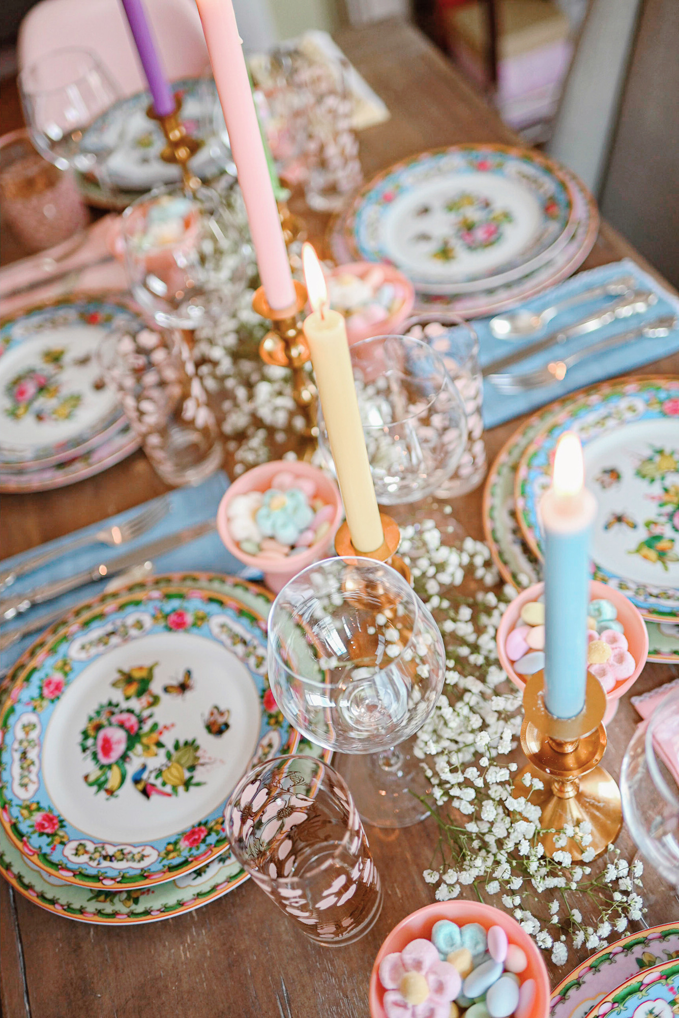 A Beautiful Spring Tablescape: this tabletop decor and place settings are perfect for Easter, Mother's Day, and other spring occasions.